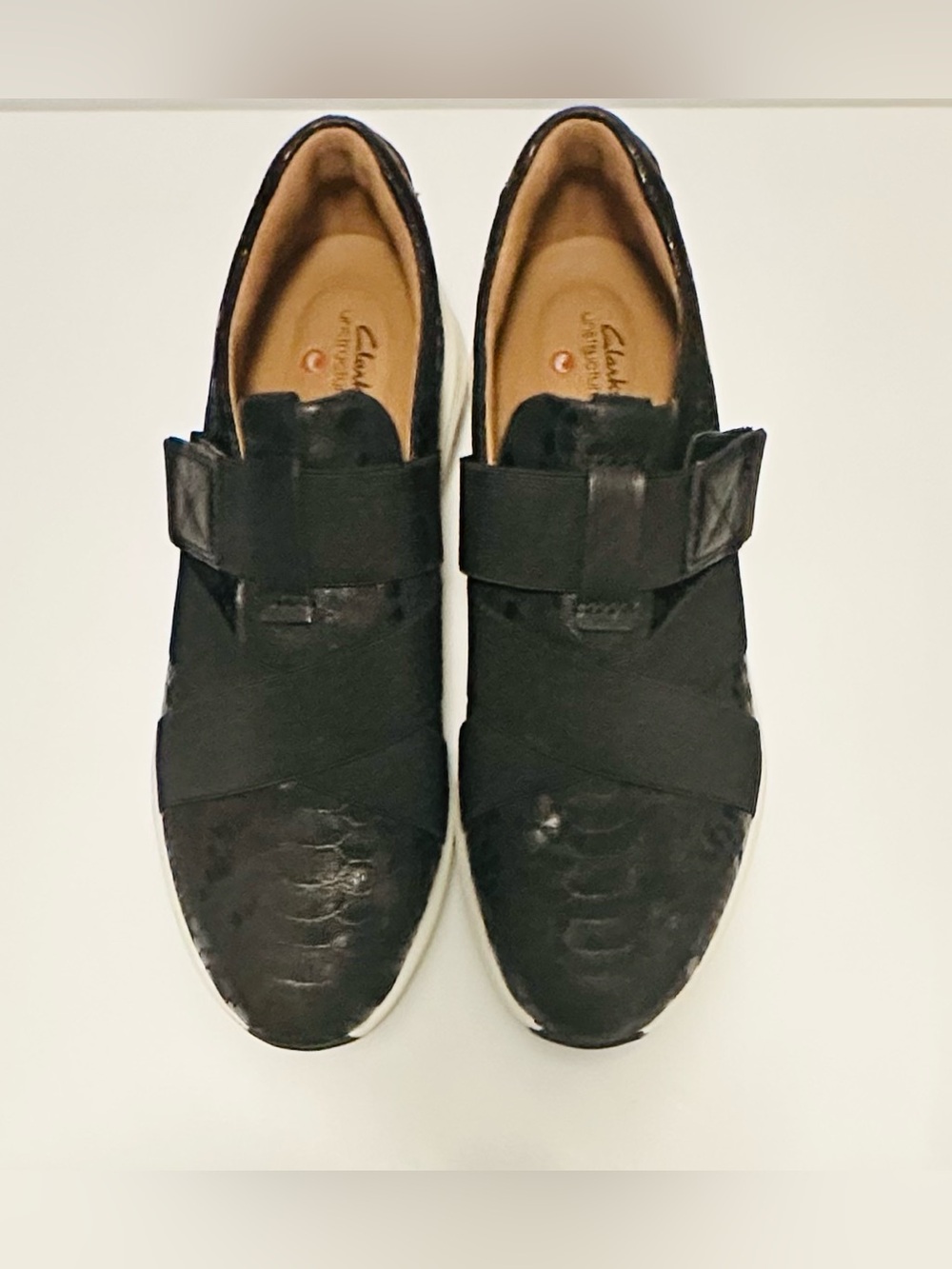NWOT Clarks Unstructured Black Leather Hook & Loop Comfort Sneakers - Picture 2 of 5